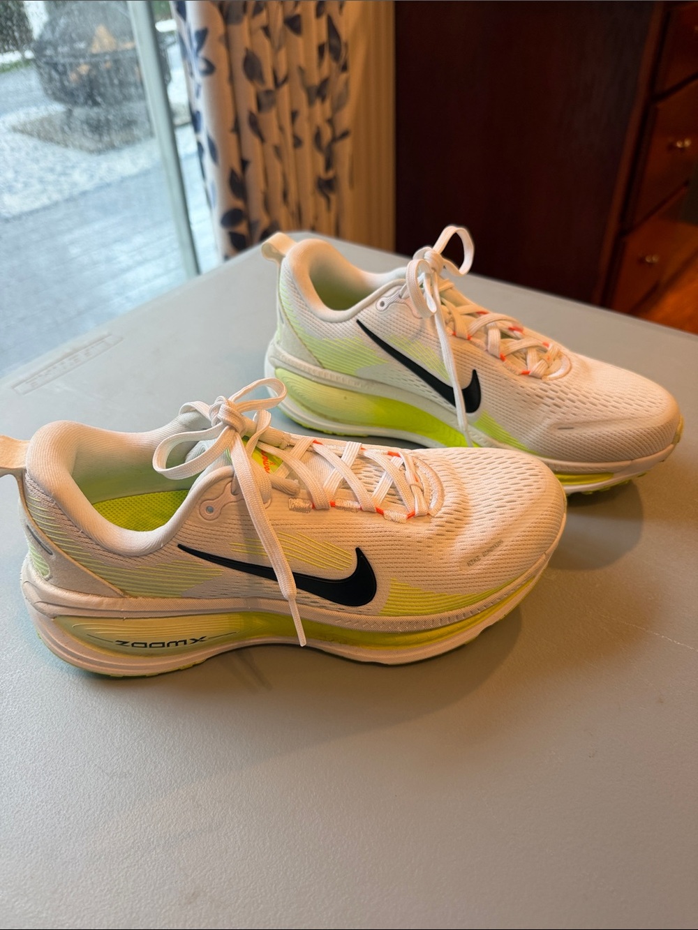 Nike Women's Vomero 18 Size 8 Women’s 8/Men’s 6.5 White with black swoosh